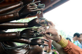 Kiêng kị cho người kinh doanh: Không nên cài tiền lên mâm ngũ quả, tay Phật khi lễ chùa ngày Tết