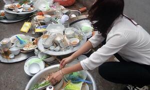 Hà Nội: Rửa bát sai tư thế, phụ nữ trẻ nhập viện
