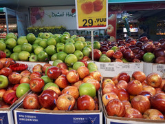 Táo Pháp, cam Ai Cập hơn 29.000 đồng/ kg tràn siêu thị ngày cận Tết