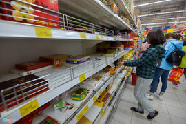 Quầy bánh kẹo trong siêu thị 'tan hoang' trước Tết