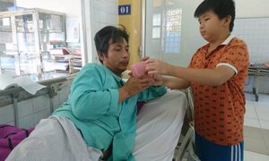 Người đàn ông phải ăn Tết trong viện với chân bỏng nặng do bô xe máy