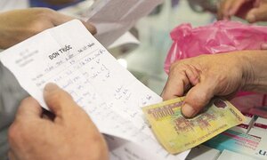 Bố mẹ phải trình Chứng minh thư nhân dân khi mua thuốc cho con: Bộ Y tế lên tiếng