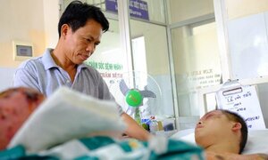 Ông bố tình nguyện hiến da để ghép cho con trai bị bỏng nặng