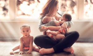 Tình mẫu tử tuyệt vời của các bà mẹ 'vén váy cho con bú' nơi công cộng