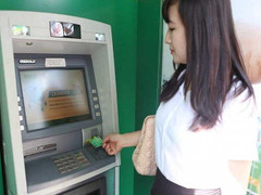 Tăng phí ATM ‘khủng’, khách hàng không chịu thấu