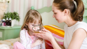 Bé trai suýt chết vì uống thực phẩm chức năng giống oresol