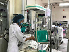 Thai nhi văng ra khỏi bụng mẹ ở Bình Dương đang nguy kịch