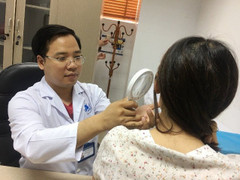 Nhiều bà bầu gặp biến chứng vì đắp lá chữa sùi mào gà