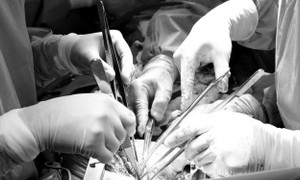 Ngã vào dao vợ cầm gọt trái cây, chồng bị đâm thủng tim