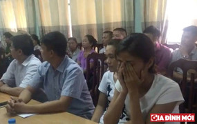 Trao nhầm con ở Hà Nội: Rơi nước mắt khoảnh khắc 2 cháu bé được trao về với bố mẹ đẻ