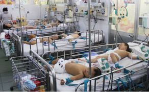 Trẻ nhập viện vì tay chân miệng tăng đột biến: Căng tin biến thành phòng bệnh