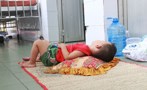 Hành lang là giường, nền nhà là mâm cơm, xót ruột nghe trẻ rên la vì tay chân miệng