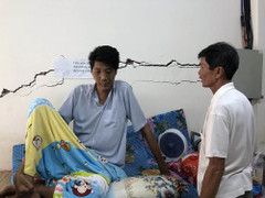 Người đàn ông khổng lồ, cao từ 1,7m lên 2,5m sau đợt sốt kéo dài