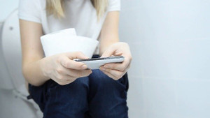 Dùng điện thoại trong nhà vệ sinh nguy hiểm thế nào?