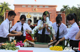 Cảm động thầy giáo 10 năm nhặt ve chai, lấy tiền giúp học sinh nghèo đóng học