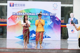 Học sinh Hà thành diễn thời trang, thuyết trình tìm hiểu APEC