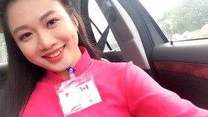 Nhan sắc xinh đẹp của nữ sinh HV Ngoại giao tặng hoa Thủ tướng Canada