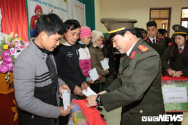 Chiến sỹ công an vượt đèo dốc trao quà cho học sinh nghèo Lạng Sơn