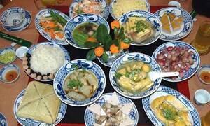 Bữa ăn ngày Tết thừa thịt, thiếu rau, nhiều đồ ngọt: Dễ mắc thêm bệnh