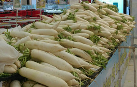 Các siêu thị đồng loạt 'giải cứu' củ cải trắng ở Hà Nội