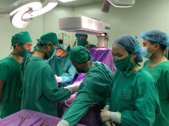 Bé gái 16 ngày tuổi suýt chết do mắc khối u hiếm gặp