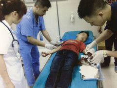 Xót thương bé trai 12 tuổi đứt lìa ngón tay, do giúp bố mẹ băm rau bằng máy thái chuối