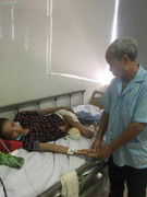 Xót xa cảnh cha già chăm con gái bị liệt 20 năm đang bế tắc ở bệnh viện