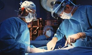 Quá cuồng nhiệt với vợ, chồng bị gãy 'của quý'