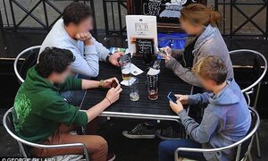 Bố mẹ đang hại con mình bởi cho chơi smartphone quá sớm
