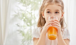 Vì sao trẻ dưới 1 tuổi không nên uống nước trái cây?