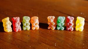 Ăn kẹo dẻo hình gấu có chất cần sa, 11 thanh niên nhập viện