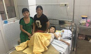 Bị bạn ép trèo lên cột điện, cháu bé dân tộc Mông bỏng nặng