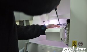 Xem bác sĩ tỉ mỉ điều chỉnh 'may đo cho răng' bằng công nghệ nha khoa hiện đại nhất thế giới