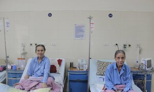Hai cụ bà cùng độ tuổi, cùng quê, cùng căn bệnh và cùng được phẫu thuật thành công
