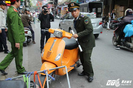 Phố nhỏ, ngõ nhỏ Thủ đô chật cứng xe ô tô