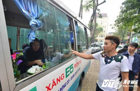 Xuất hiện hàng phở bò độc đáo trên xe ô tô ở Hà Nội