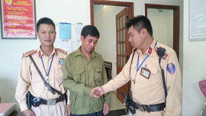 Lái xe ôm mưu trí ngăn người phụ nữ định nhảy cầu Chương Dương tự tử