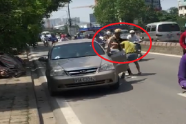 Thực hư video CSGT ôm cổ, bẻ tay tài xế ô tô giữa phố Thủ đô