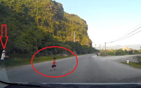 Thót tim bé trai lao sang đường như tên bắn, suýt chết dưới bánh ô tô