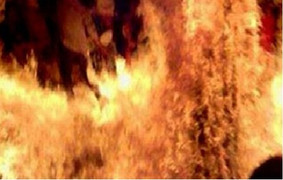 Chồng cũ tẩm xăng đốt chết vợ rồi tự tử nhưng bất thành