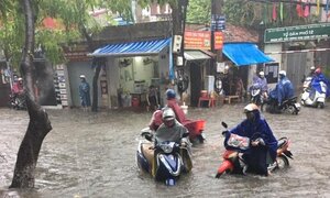 Phố cổ Hà Nội 'chìm' trong biển nước