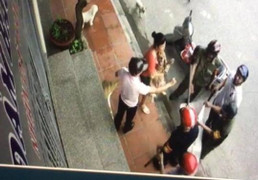 Thực hư thông tin cán bộ phường cầm gậy vây bắt chó nằm trước cửa nhà dân