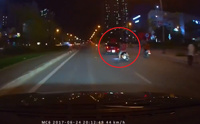 Đầu trần kẹp 3 nghênh ngang giữa phố, bị ô tô ép ngã: Công an vào cuộc