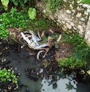 Người đàn ông chết cạnh xe máy dưới mương nước ở Hà Nội