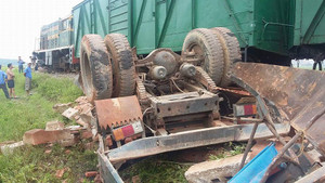 Xe tải băng qua đường ray bị tàu hỏa tông trúng, 1 người chết