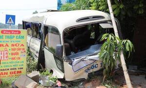 Xe khách va chạm xe tải, 24 người bị thương ở Vĩnh Phúc