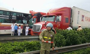 Nguyên nhân 2 xe khách tông nhau trên cao tốc Pháp Vân - Cầu Giẽ, hơn 10 người bị thương