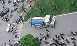 Cô gái đi xe đạp chết thảm dưới bánh xe bồn