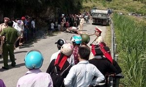 Ngã ra đường sau chạm xe máy, 3 mẹ con bị xe tải cán chết thương tâm