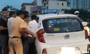 Tông trọng thương CSGT Hà Nội, nam thanh niên phóng xe tháo chạy bỏ 2 người đi cùng ở lại